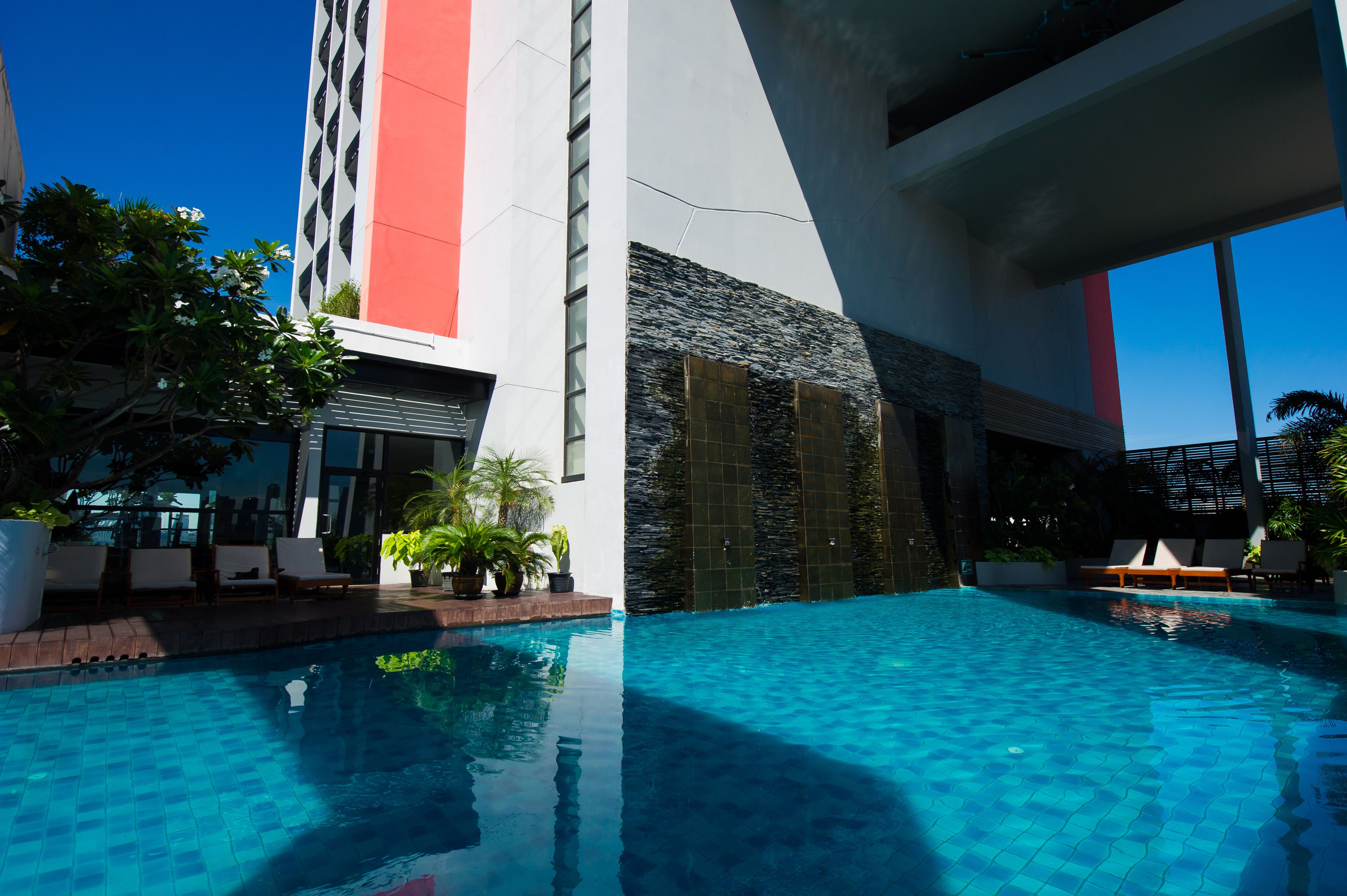Una piscina al aire libre