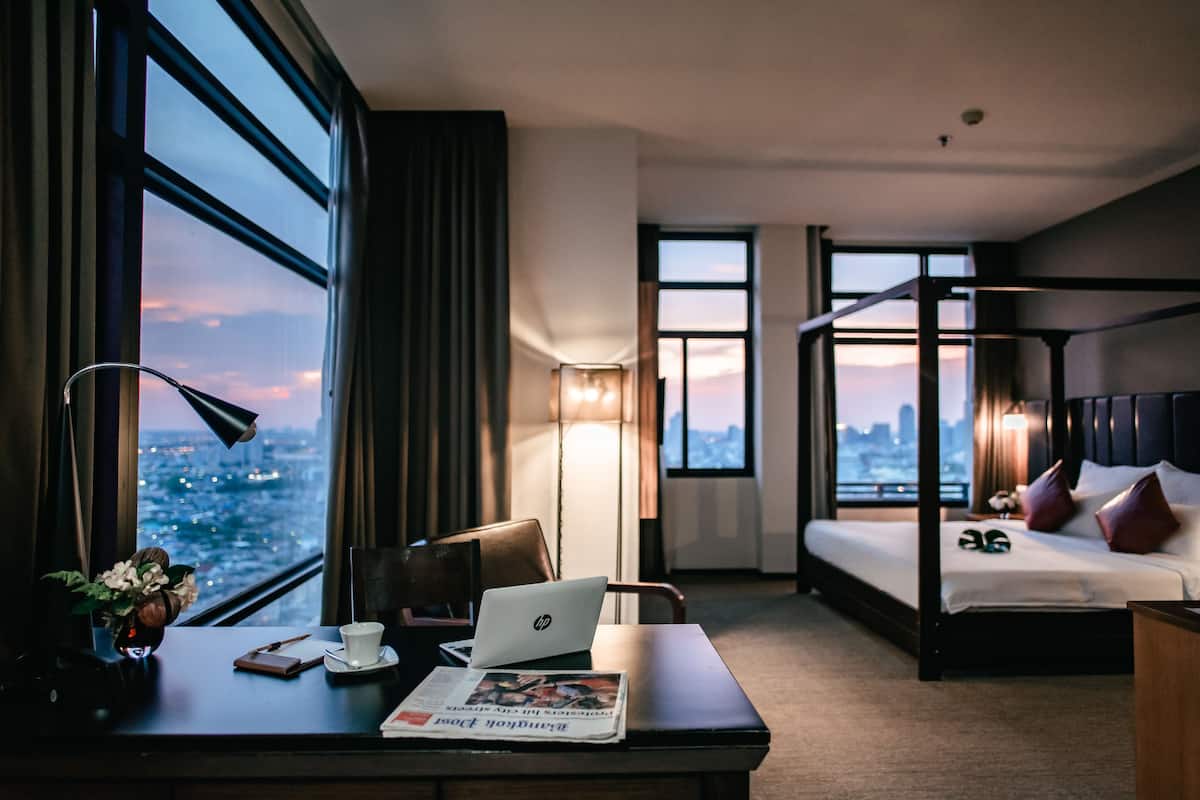 Express Suite, City View | Lenzuola Frette, minibar, una cassaforte in camera, una scrivania
