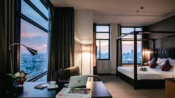 Express Suite, City View | ผ้าปูที่นอน Frette จากอิตาลี, มินิบาร์, ตู้นิรภัยในห้องพัก, โต๊ะทำงาน