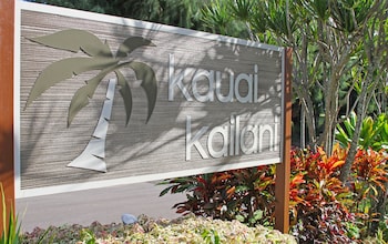 Hotel entrance and lobby at Castle at Kauai Kailani
