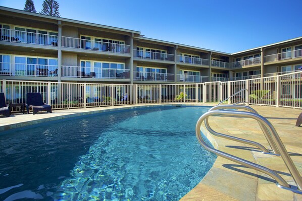 Açık yüzme havuzu, şezlonglar 