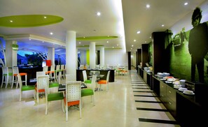 Melayani sarapan, makan siang, makan malam; sajian masakan Indonesia 