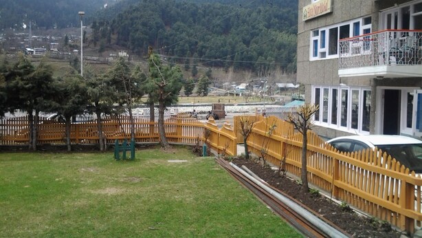 A building with a balcony and a view of a mountainous area. - Hotel Noor Mahal (Anantnag)