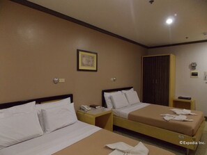 Family Room, 2 Single Beds or 1 Queen and 1 Single bed | Desk, free WiFi