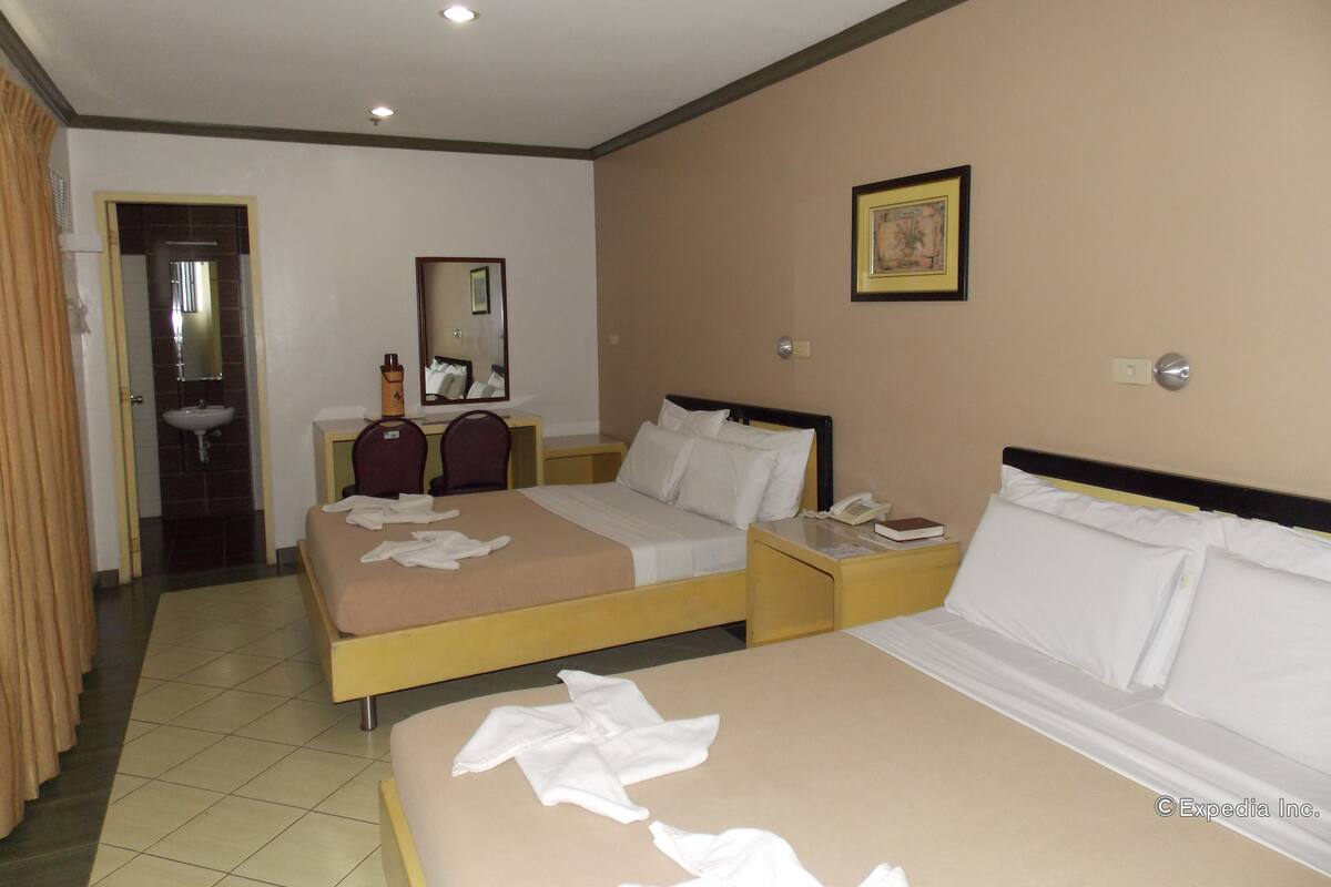 Family Room, 2 Single Beds or 1 Queen and 1 Single bed | Desk, free WiFi