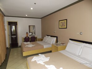 Family Room, 2 Single Beds or 1 Queen and 1 Single bed | Desk, free WiFi
