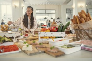 Se ofrece un desayuno bufé (12 EUR por persona)