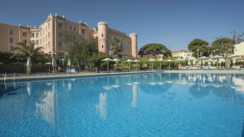 Seasonal outdoor pool, pool loungers