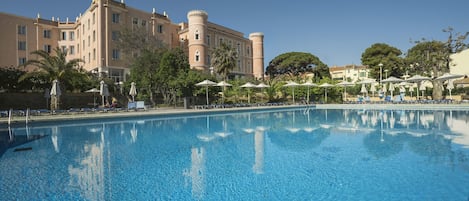 Seasonal outdoor pool, sun loungers