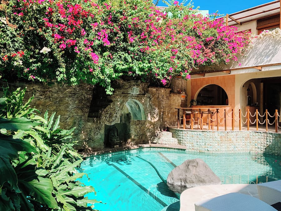 Una piscina al aire libre