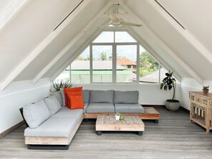 Suíte estúdio exclusiva, 1 quarto, vista para o mar | Área de estar | Smart TV 30 polegadas com canais digitais