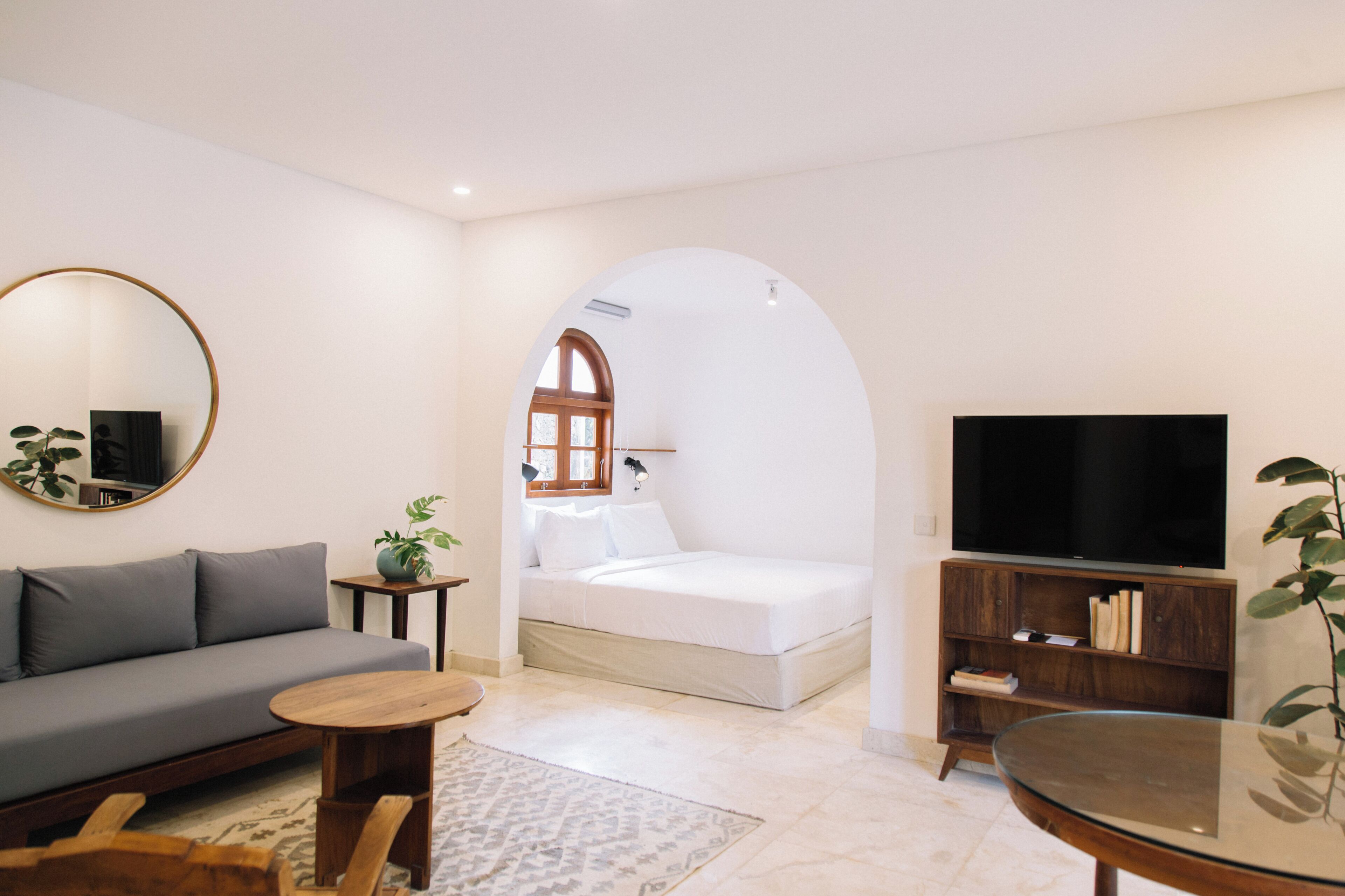 Estudio estándar, 1 habitación, vistas a la piscina | Caja fuerte, tabla de planchar con plancha, wifi gratis y ropa de cama