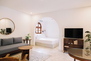 Estúdio standard, 1 quarto, vista para a piscina | Cofres nos quartos, ferros/tábuas de passar roupa, Wi-Fi de cortesia