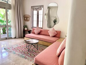 Suíte estúdio luxo, 1 quarto | Área de estar | Smart TV 30 polegadas com canais digitais