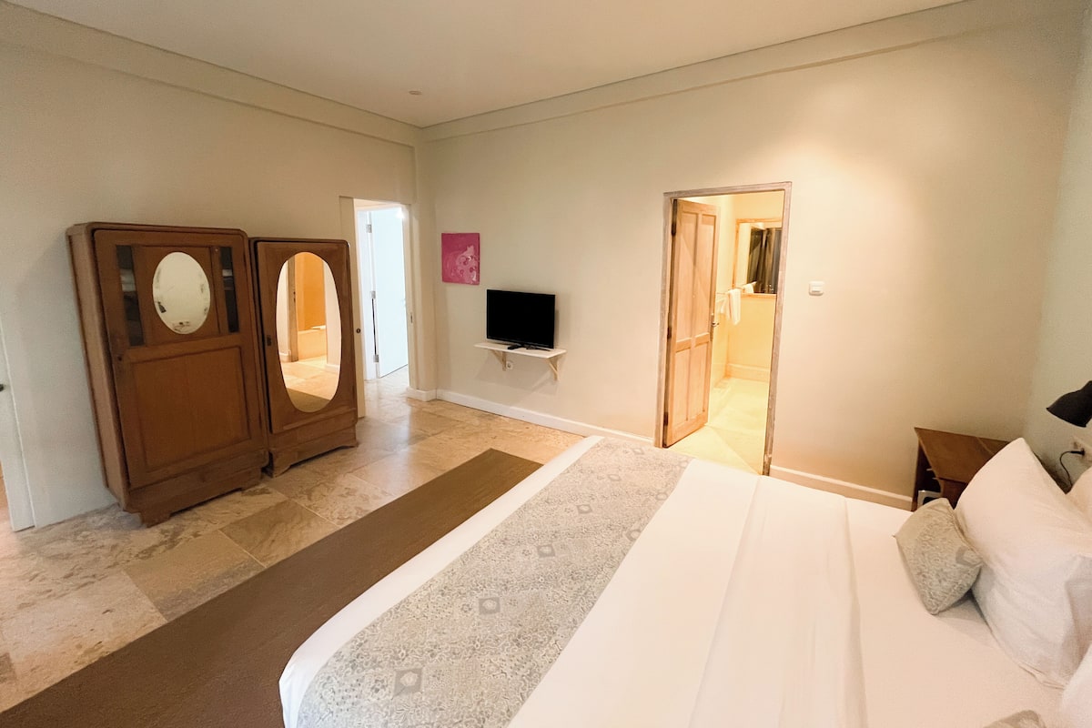 In-room safe, iron/ironing board, free WiFi, bed sheets