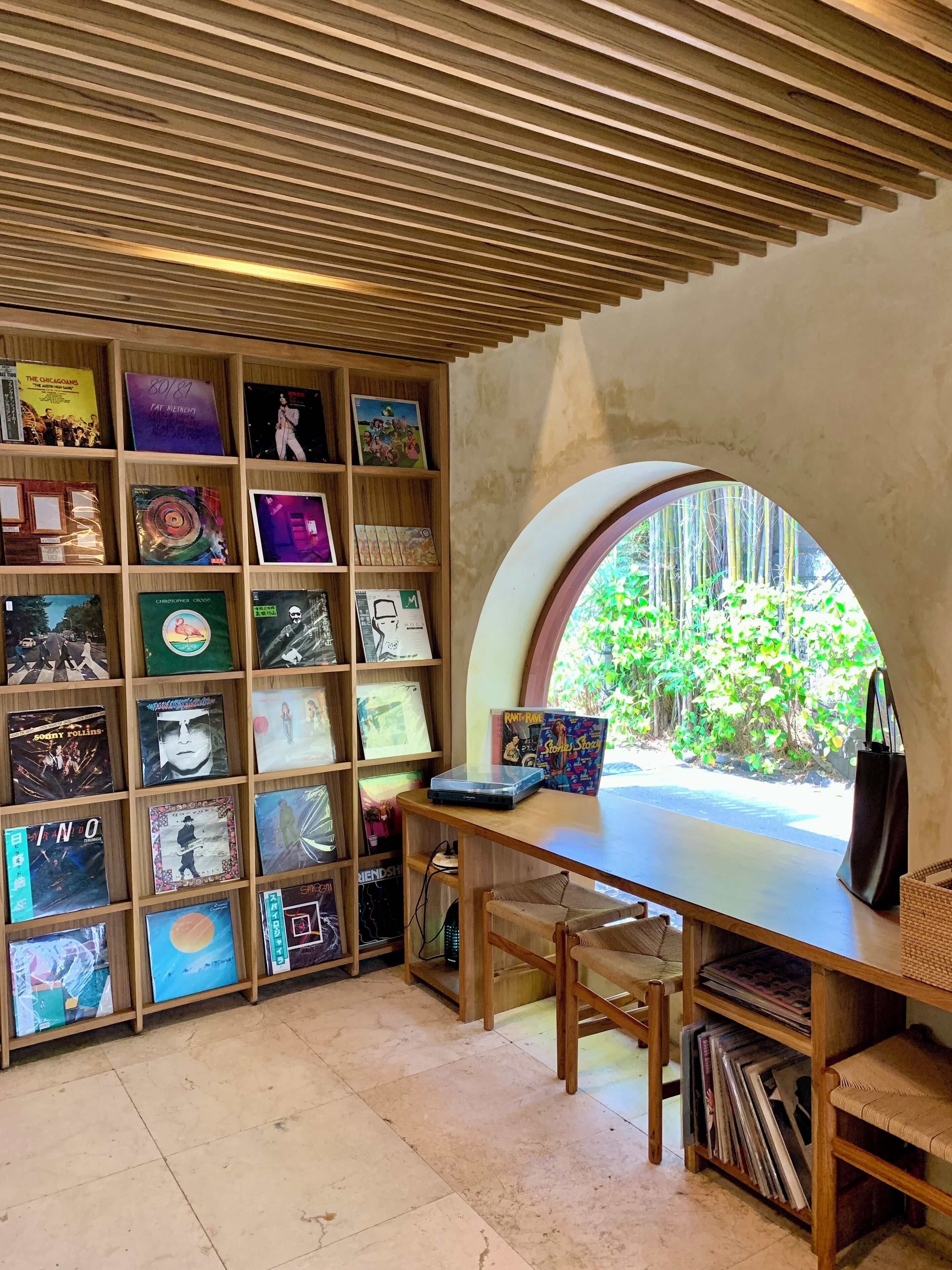 2 nhà hàng, phục vụ bữa sáng 