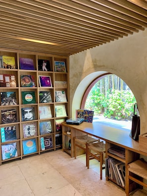 2 restaurantes, é servido café da manhã