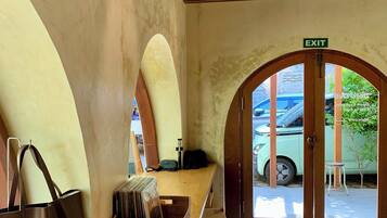 2 restaurantes, é servido café da manhã