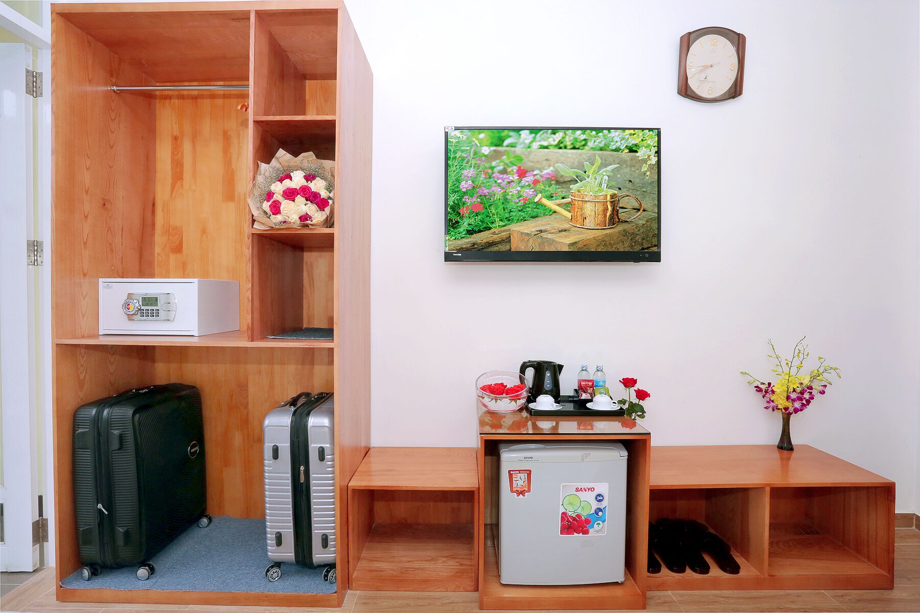 deluxe room, 2 double beds | living area | 32-inch lcd tv with cable channels, tv