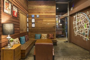 Lobby sitting area - Suneta Hostel Khaosan (Bangkok)