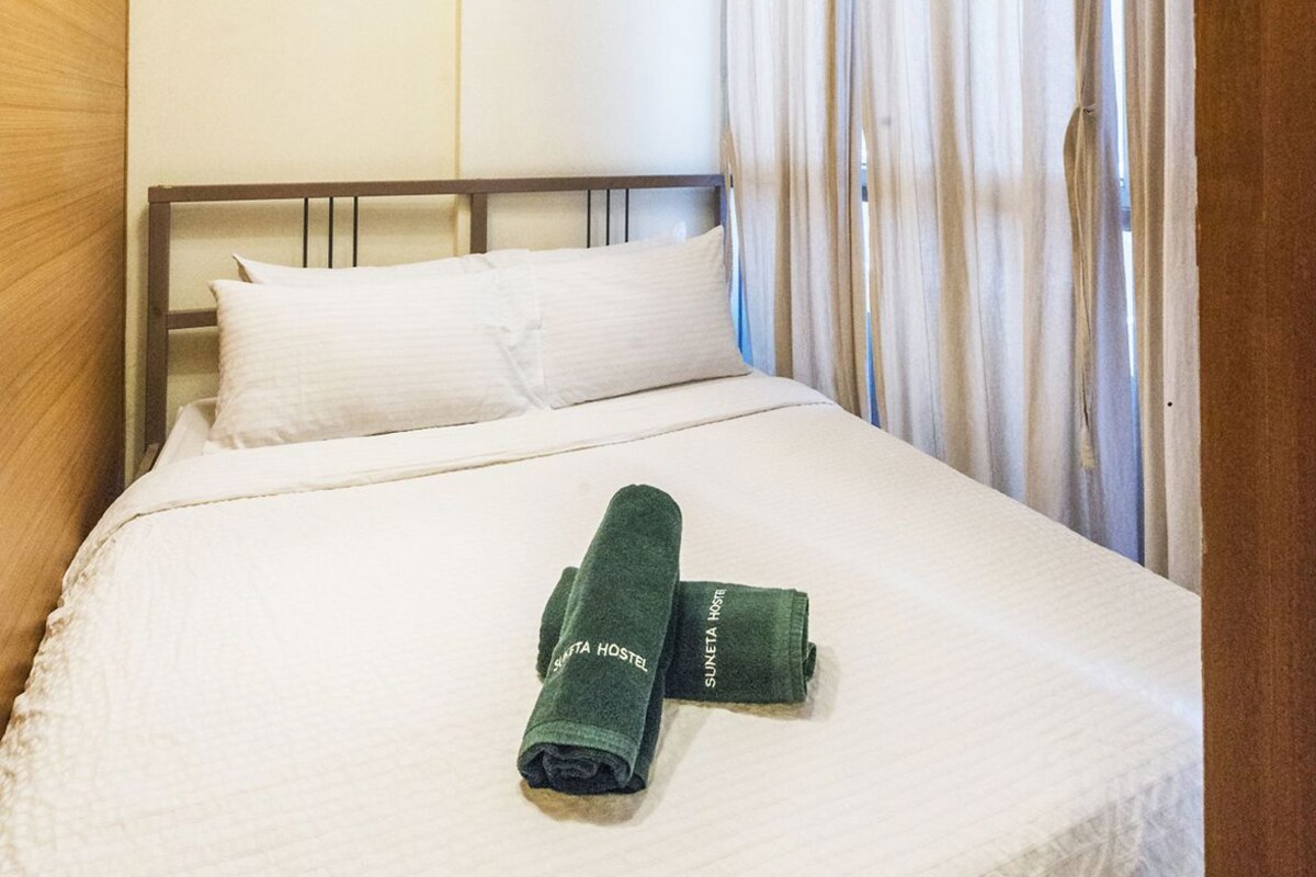 Free WiFi, individually decorated, bed sheets