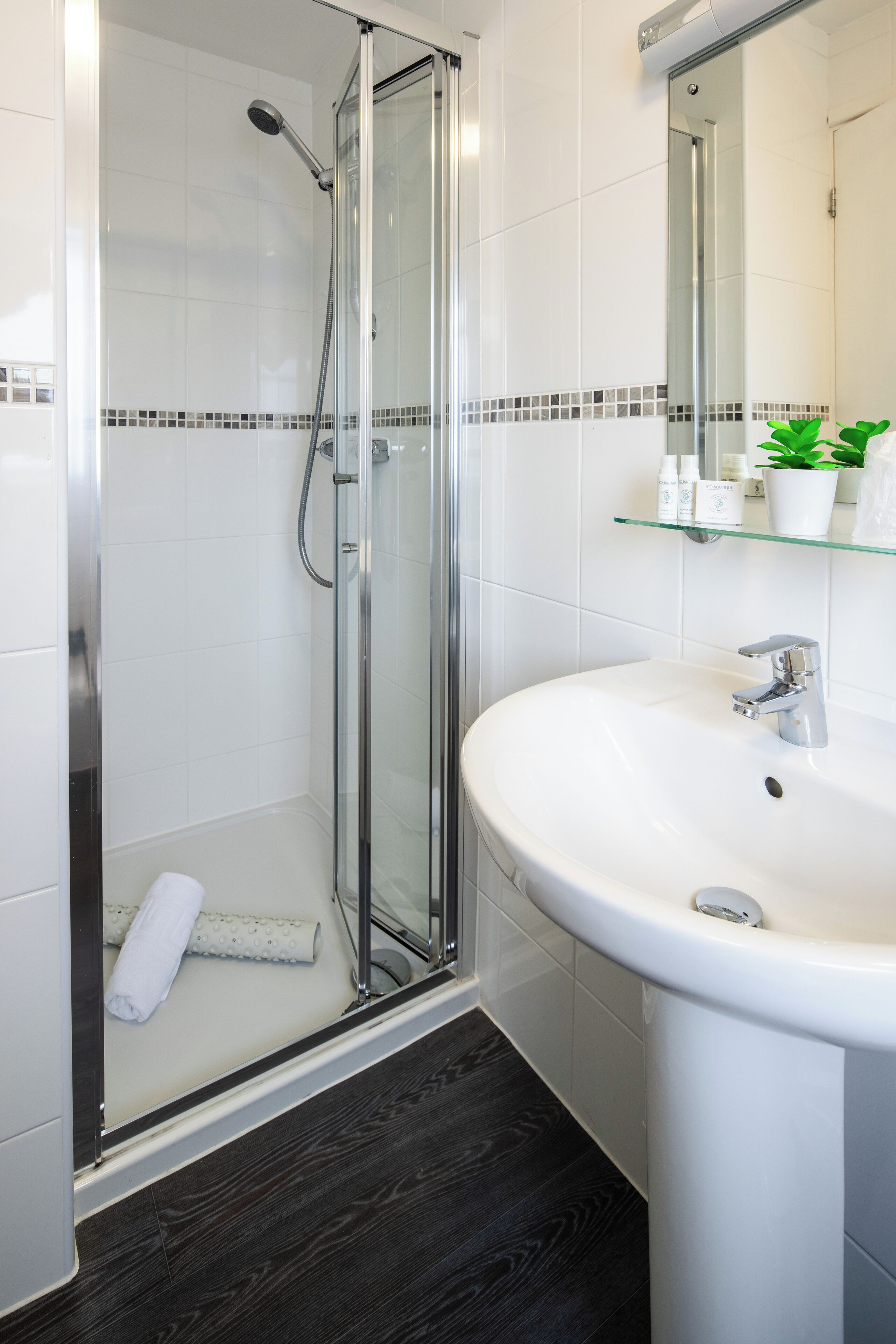 single room | bathroom | free toiletries, hair dryer, towels