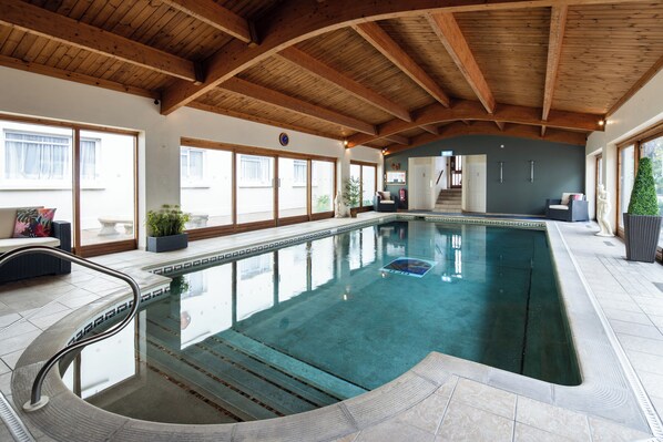 Indoor pool, sun loungers - The Norfolk Lodge Hotel (St. Helier)