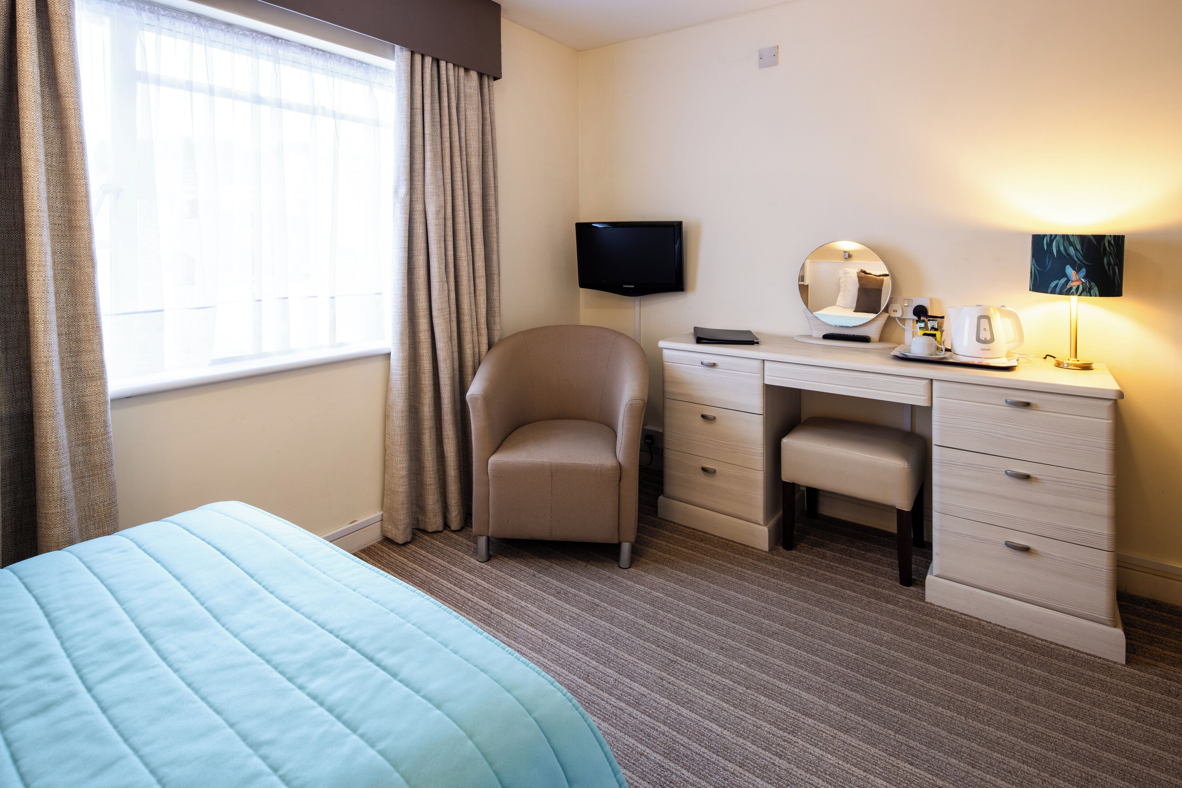 single room | iron/ironing board, travel cot, free wifi, bed sheets