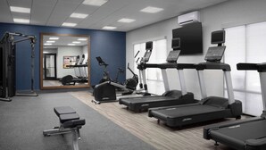 A gym with treadmills, a bench, and weight machines. - Hampton Inn & Suites Williston (Williston)