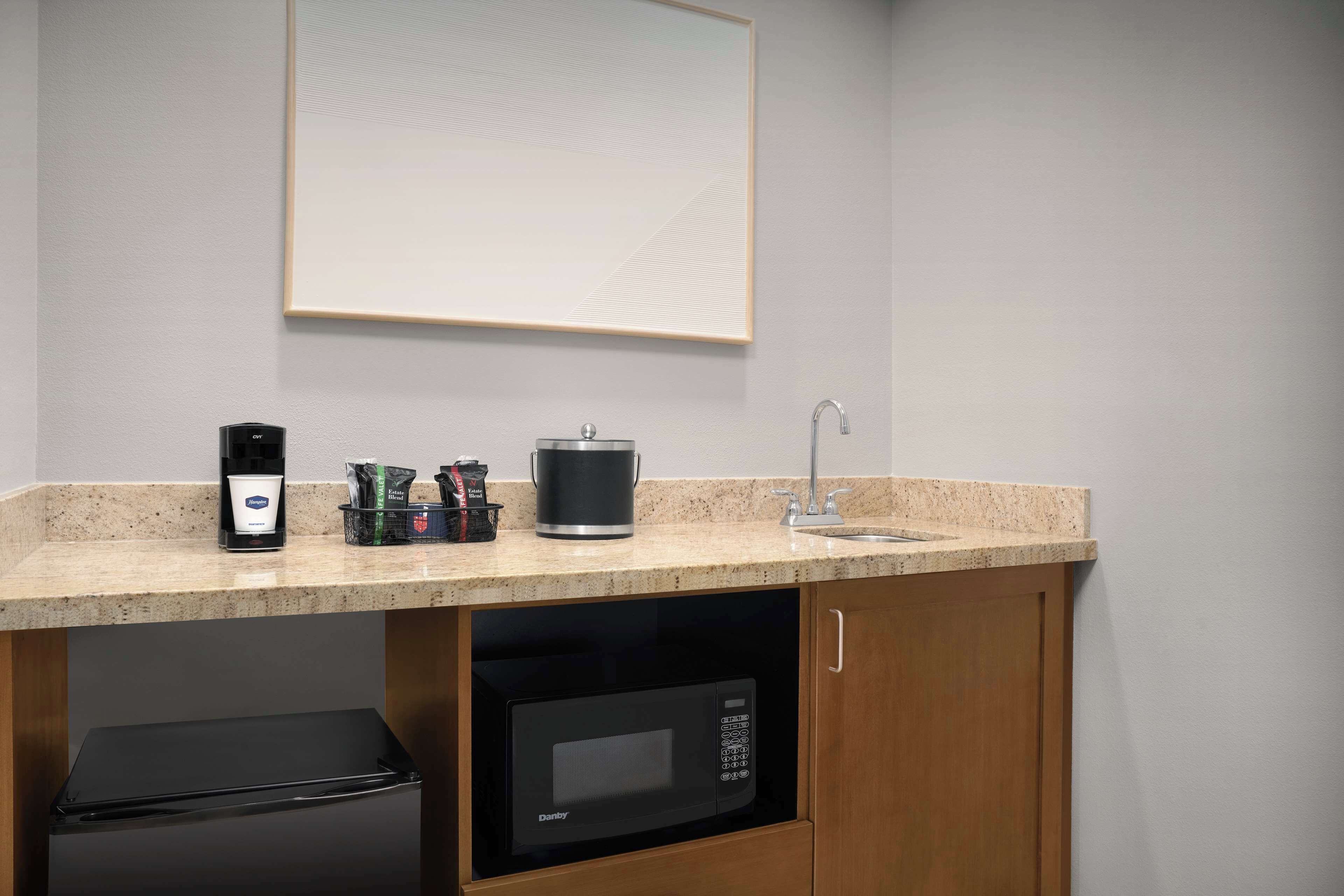 studio, one king bed | minibar