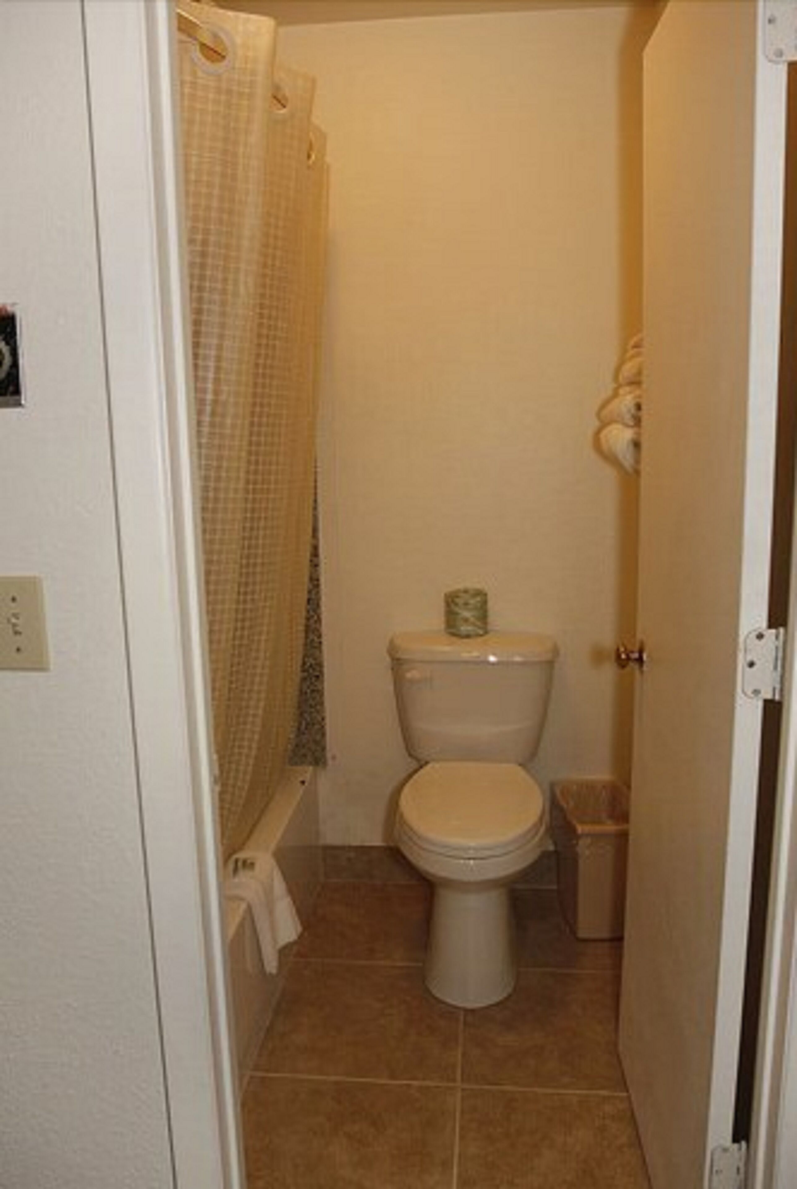 Combined shower/bathtub, deep-soaking bathtub, free toiletries