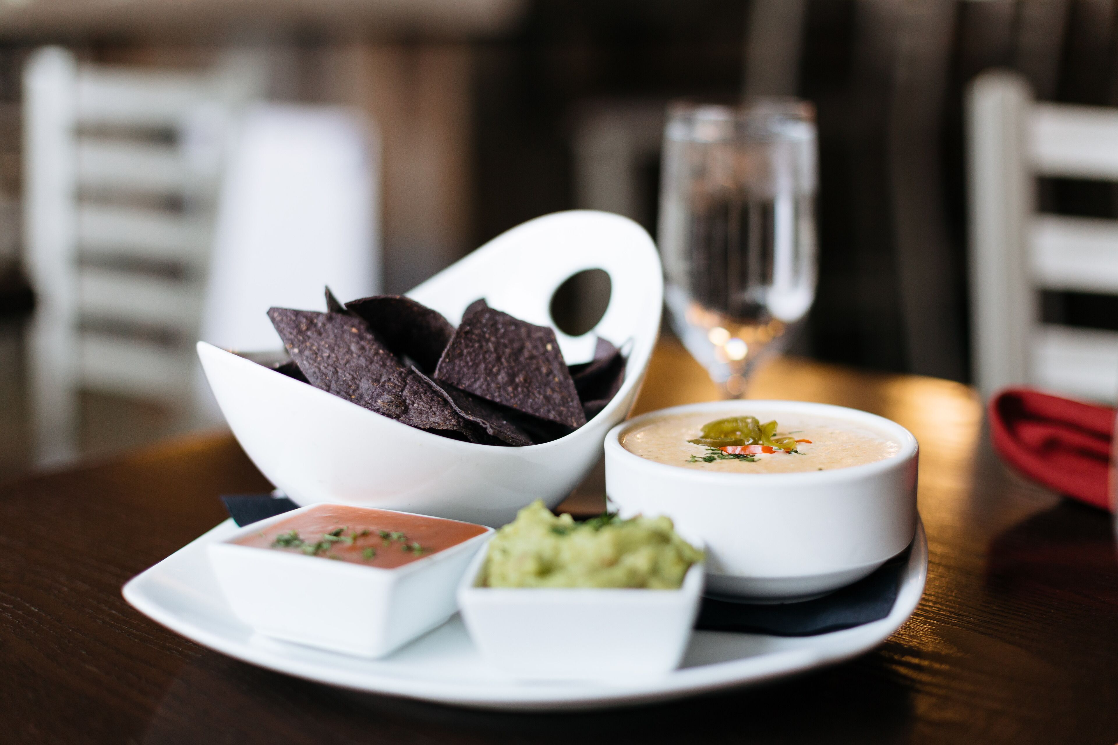 Phục vụ bữa trưa và bữa tối, món ăn kiểu Mỹ 