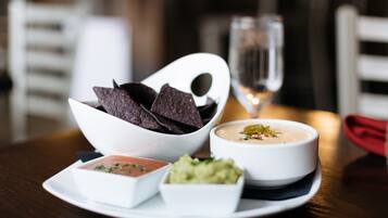 Se sirven almuerzos y cenas, cocina americana
