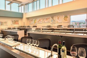 ランチ、ディナーに営業 (アメリカ料理)