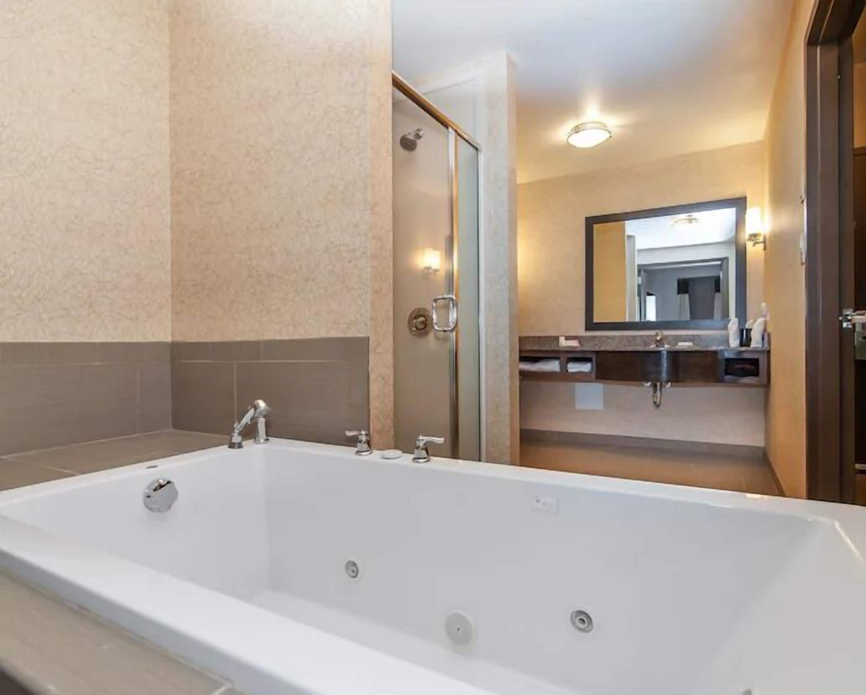 king bed with whirlpool | jetted bathtub