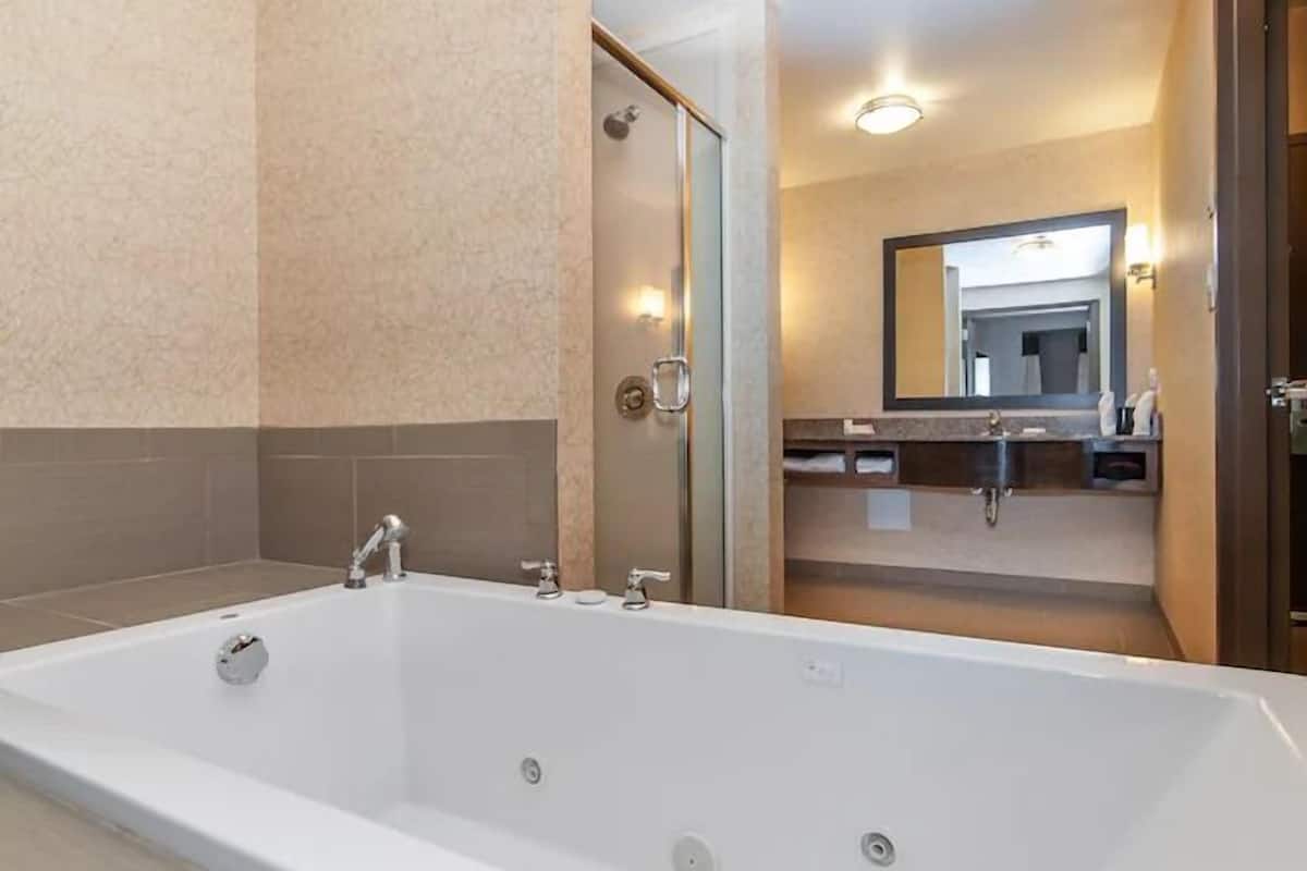 king bed with whirlpool | jetted bathtub