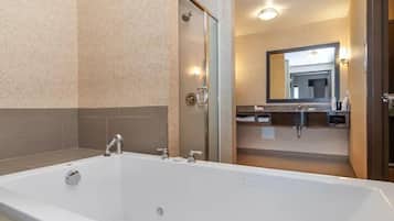King Bed With Whirlpool | Jetted tub