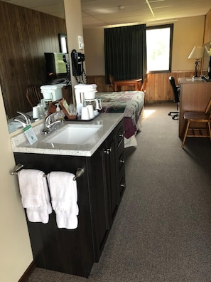 Desk, blackout drapes, free WiFi, bed sheets - Denali Park Hotel (Healy)