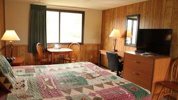 Comfort Studio, 1 King Bed, Non Smoking | Desk, blackout drapes, free WiFi, bed sheets