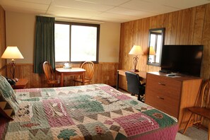 Comfort Studio, 1 King Bed, Non Smoking | Desk, blackout curtains, free WiFi, bed sheets