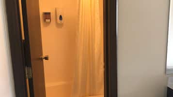Combined shower/bathtub, hair dryer, towels