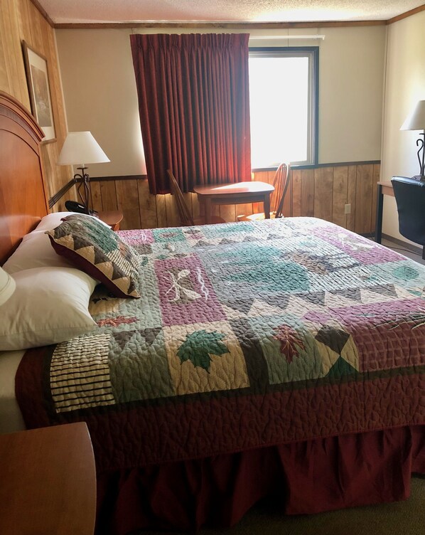 Comfort Studio, 1 King Bed, Non Smoking | Desk, blackout drapes, free WiFi, bed sheets - Denali Park Hotel (Healy)