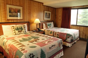 ルーム クイーンベッド 2 台 禁煙 | デスク、遮光カーテン、WiFi (無料)、ベッドシーツ