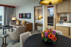 Suite, 1 cama King size, en esquina | Área de sala de estar | Televisión LCD de 42 pulgadas con canales premium y Smart TV 