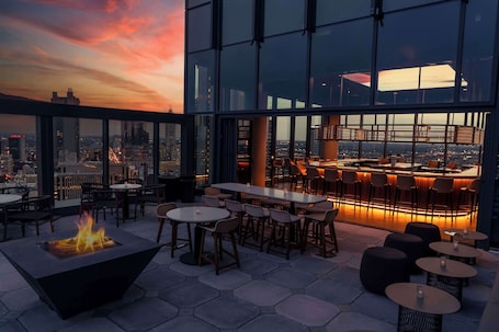 Bar (en la propiedad). Hilton Columbus Downtown