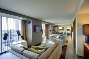 Suite | Área de sala de estar | Televisión LCD de 42 pulgadas con canales premium y Smart TV 