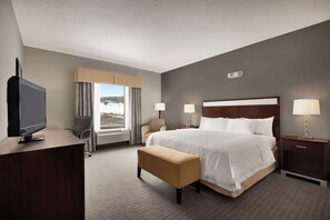 Chambre, 1 très grand lit, accessible aux personnes à mobilité réduite, non-fumeurs | Espace de travail pour ordinateur portable, Wi-Fi gratuit, draps fournis