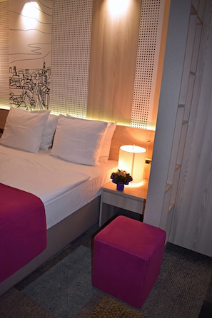 Chambre Standard Double ou avec lits jumeaux, vue ville | Minibar, coffres-forts dans les chambres, bureau, chambres insonorisées