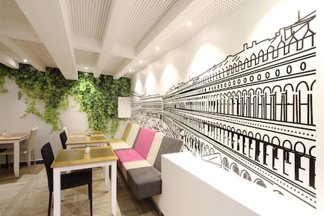 Desayuno buffet diario (EUR 7 por persona)