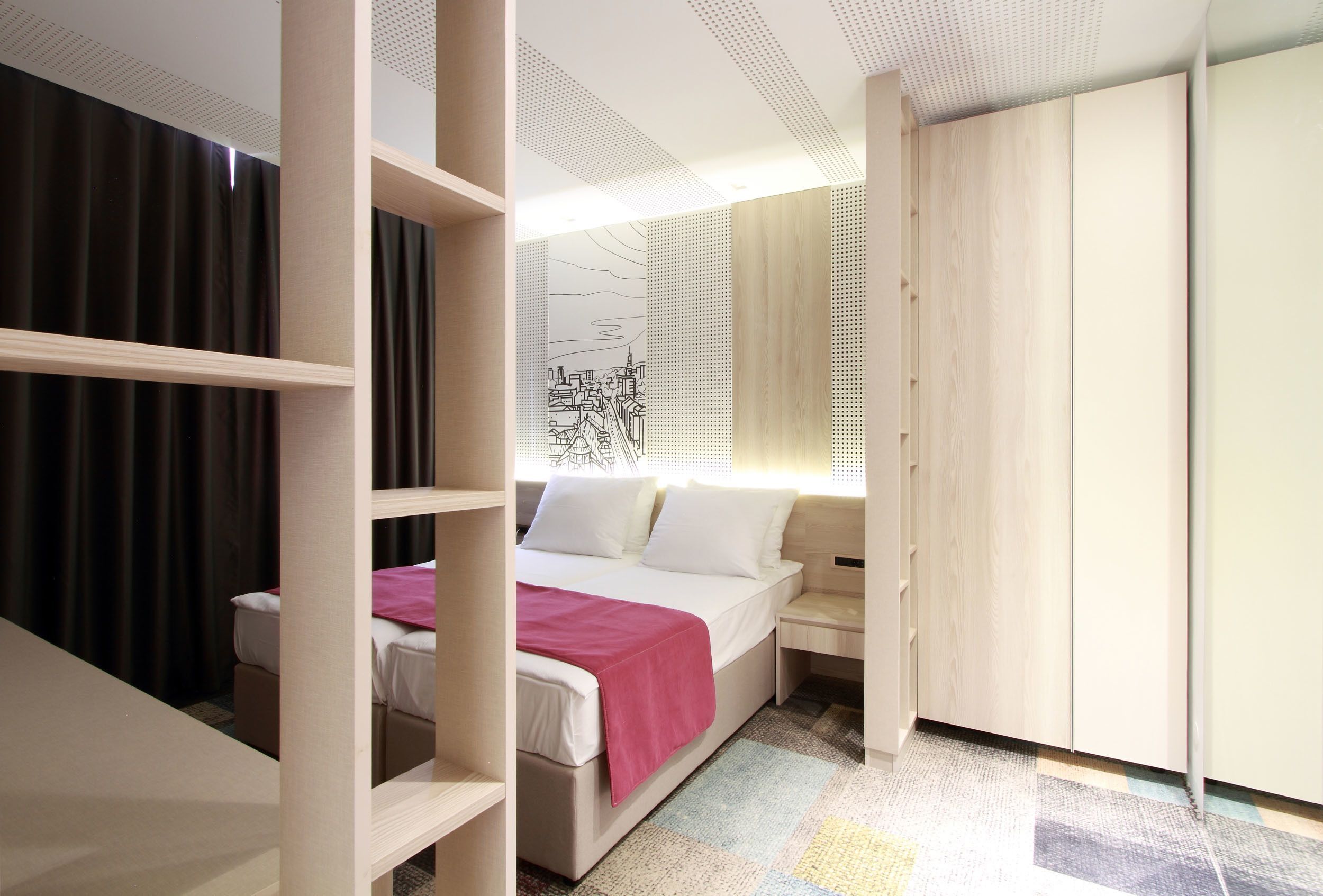Minibar, brankas, meja kerja, dan kedap suara